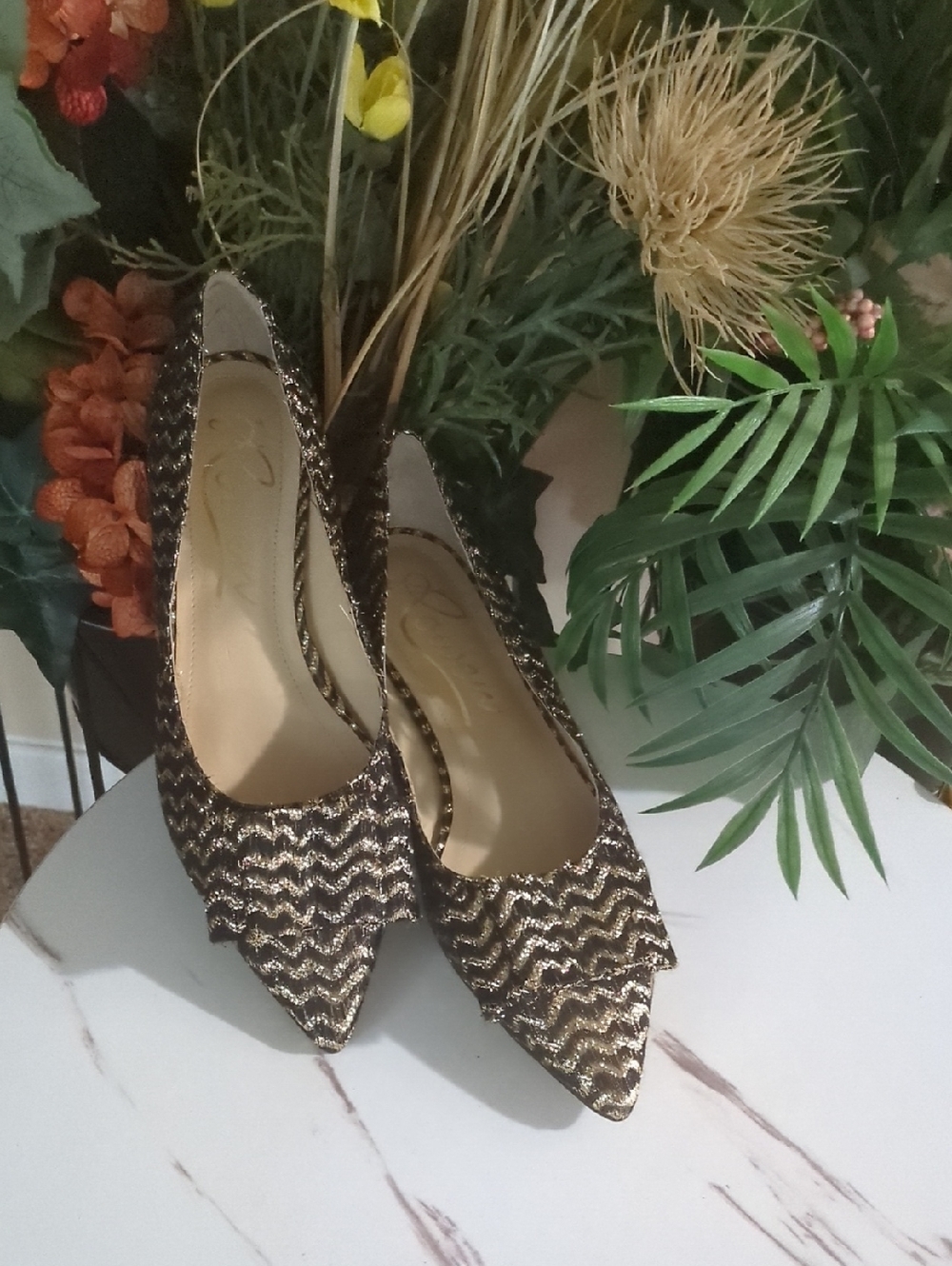 🔥SALE🔥Vintage Rowen Pointed Toe Glitter Flats in Black and Gold - Picture 3 of 7